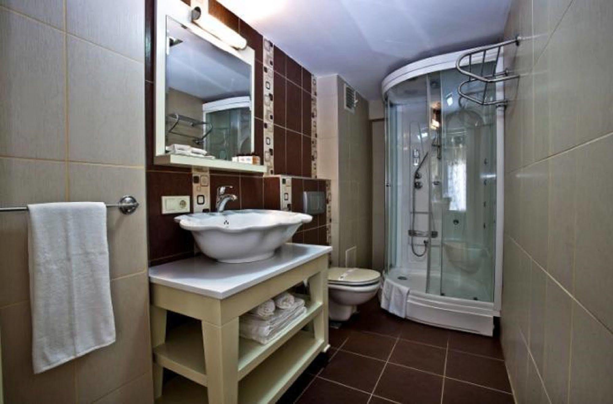 Q Hotel Laleli Istanbul Bagian luar foto